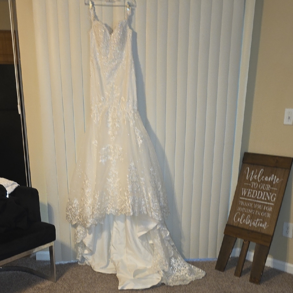 Elegant White Lace Wedding Dress